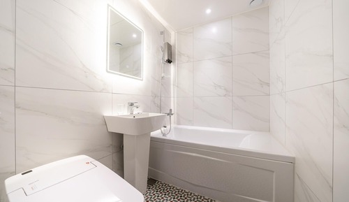 Room (Deluxe (65&quot; SMART TV / Netflix a)