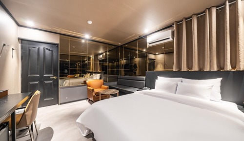 Room (Premium (65&quot; SMART TV / Netflix )