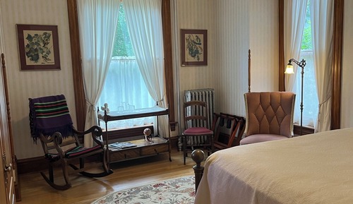 Schutt - Deluxe Queen Room w/ Private Bath
