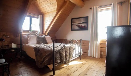 Deluxe Room, 1 Queen Bed, Non Smoking, River View (Vue Rivière)