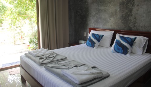Standard Room, 1 King Bed, Patio