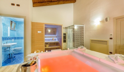 Suite (Intense love with private spa)