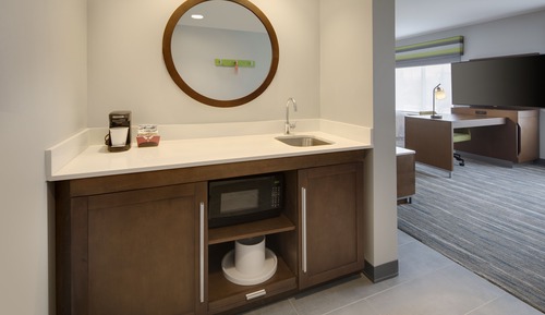 Studio, 1 King Bed, Refrigerator & Microwave (Wet bar)