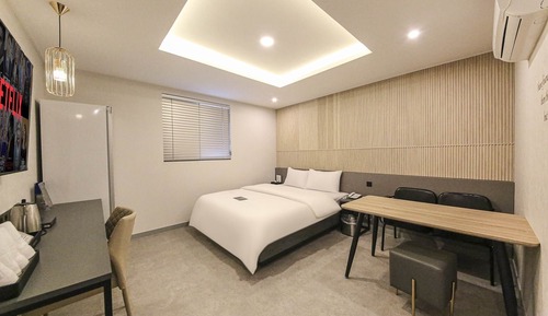 Prestige Table / Free Ramyeon, Table, Styler, Netflix, Free Laundry & Dry, Free Amenities