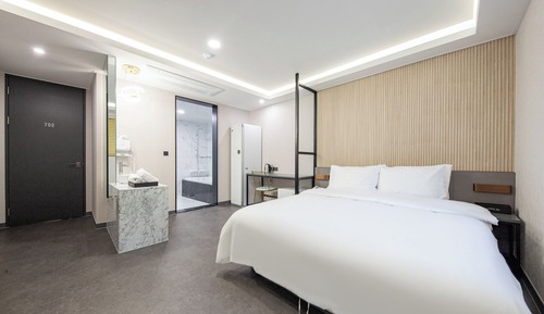 Royal Table / Free Ramyeon, Table, Air purifier, Styler, Netflix, Free Laundry & Dry, Free Amenities