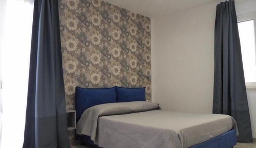 Double Room (Anemones)