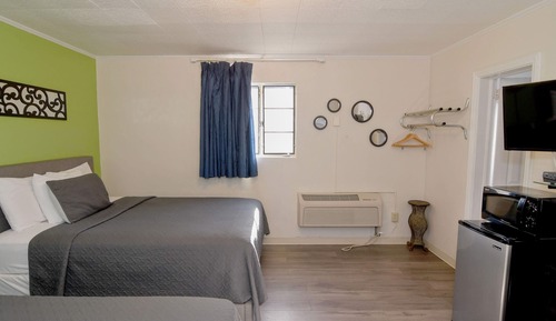 Standard Quadruple Room, Ensuite (Double Queen)