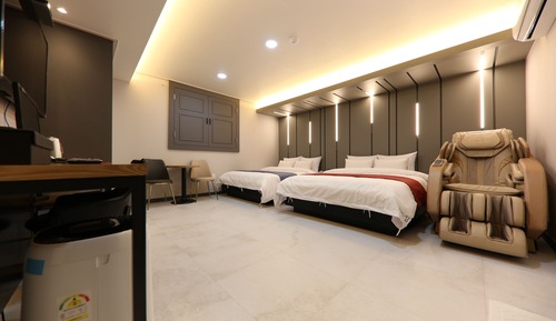 Premium Suite, Jetted Tub (Styler, Massage Chair)