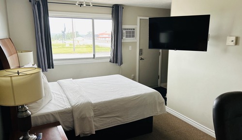 Standard Room, 1 Queen Bed (Mini Fridge, Microwave, Coffee Maker)