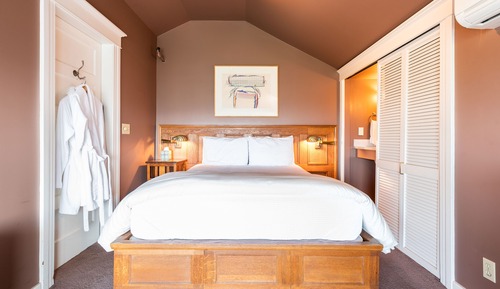 Deluxe Queen Room 306 Detached Private Bathroom City View