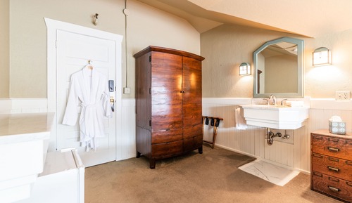 Economy Queen Room 308 Shared Detached Bathroom