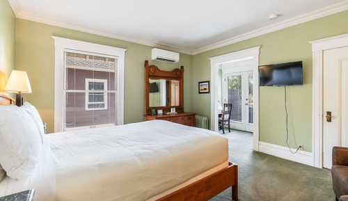Deluxe Queen Room 205 Private Bathroom & Terrace