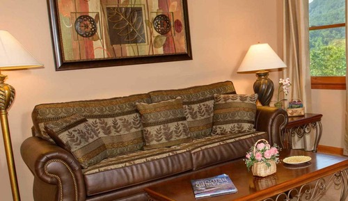 Blackberry Springs (Whirlpool Tub, Fireplace, Separate Living Room, with Balcony)