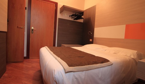 Double Small Economy (1 small double bed)