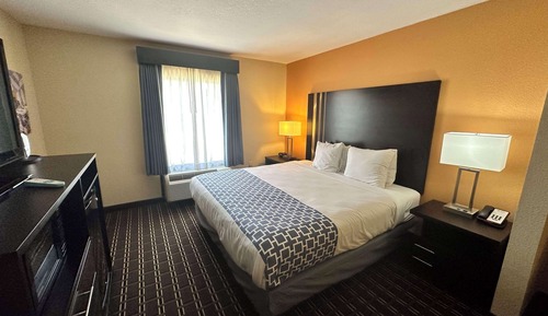 Standard Room, 1 King Bed, Accessible, Bathtub