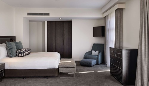 Suite, 1 King Bed, Patio, Lake View (Opera)