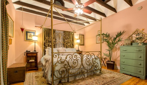 Honeymoon Cottage (McKenzie Gardens)  Not Pet Friendly