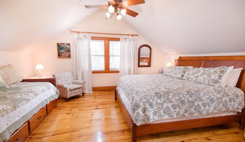 Carriage House (2nd Floor above the Office) Pet Friendly