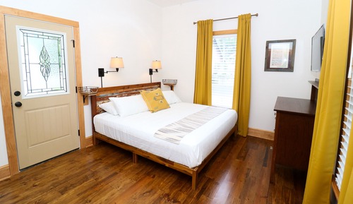 Rochelle Room (Mills-Pound Cottages) Pet-Friendly