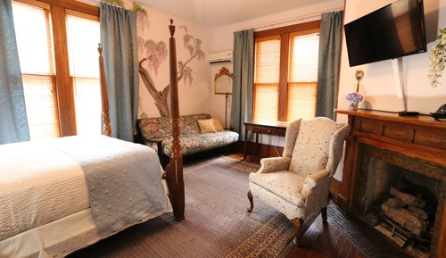 Giovanna Room (2nd Floor McKenzie House) Not Pet Friendly