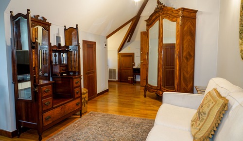 Luisa Room (3rd Floor McKenzie House) Not Pet Friendly