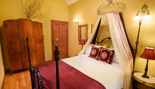 Isadora Suite (3rd Floor McKenzie House) Not Pet Friendly