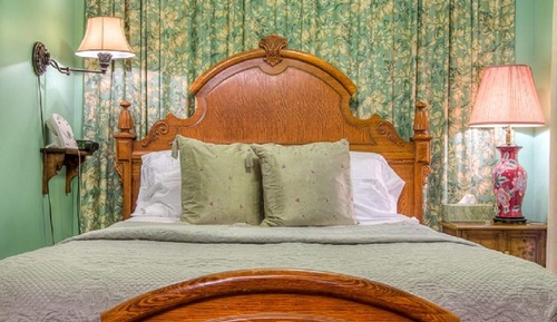 Tiffany Suite (2nd Floor Cushman-Colson House) Not Pet Friendly