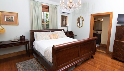 Tea Rose Room (1st Floor Cushman-Colson House) Not Pet Friendly