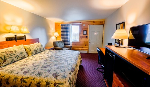 Deluxe Room, 1 King Bed, Partial Lake View