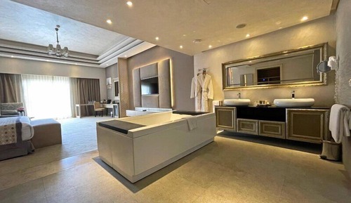 Romance Jacuzzi Suite