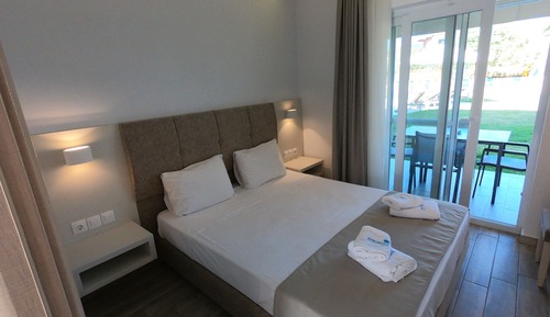 Design Suite, 2 Bedrooms, Pool View, Garden Area