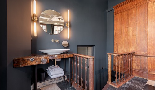 Signature Room (The Boat Builder)