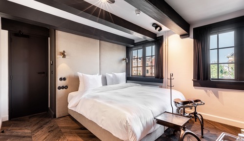 Deluxe Double Room, Bathtub (The Bike Builder)