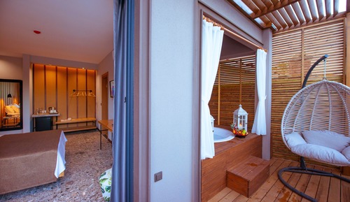 Honeymoon Room, 1 Double Bed, Jetted Tub, Poolside