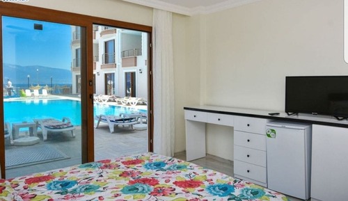 Romantic Studio, 1 Queen Bed, Pool View, Poolside