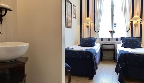 Twin Room (Shared bathroom)