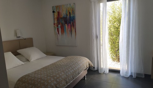 Deluxe Room, 1 Queen Bed, Non Smoking, Garden View