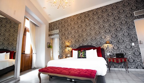 Corner Suite,  1 King Bed (City View)