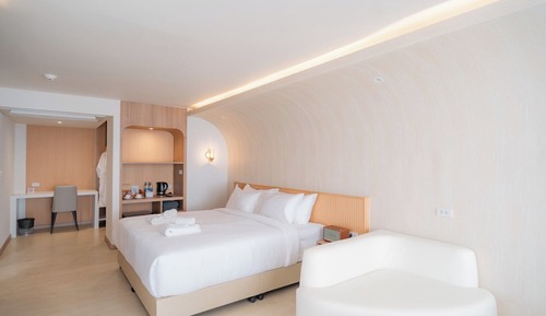 Royal Room, Bathtub, Mountain View