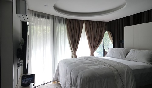 Deluxe Studio Suite, 1 King Bed, Balcony, Mountain View