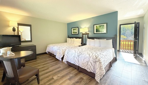 Deluxe Room, 2 Queen Beds, Mountain View