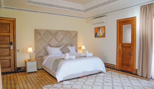 Deluxe Room, 1 King Bed, Garden View