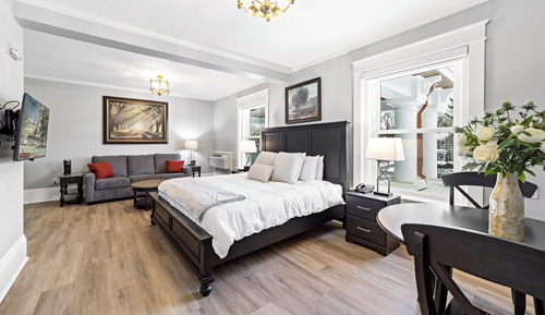 Suite, 1 King Bed with Sofa bed, Mobility Accessible