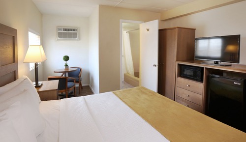 Deluxe Room (Motel Room with King Bed Non- View)