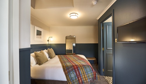 Superior Suite, 1 King Bed, Garden View