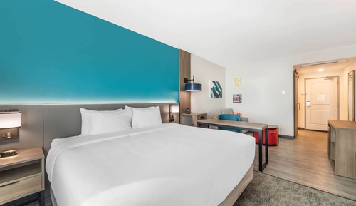 Basic Suite, 1 King Bed with Sofa bed, Non Smoking