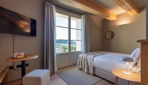 Basic Room, Hill View