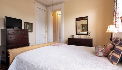 Luxury Room, 1 Queen Bed, Non Smoking, Private Bathroom
