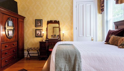 Deluxe Room, 1 Queen Bed, Non Smoking, Private Bathroom