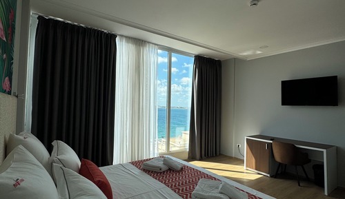 Suite, Sea View